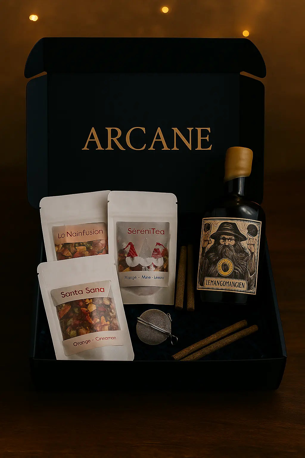 Coffret Arcane de Legba, présenté ouvert avec une bouteille de rhum artisanal, trois sachets de thé doypack blancs, une boule à thé et des bâtons d’encens naturels. Ambiance mystique, artisanale et festive.