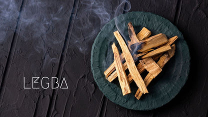 Palo Santo LEGBA, bois naturel de fumigation présenté avec une ambiance rituelle et végétale